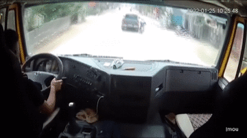 Xe bán tải ép xe máy ngã ra đường suýt gây họa cho bác tài đi sau