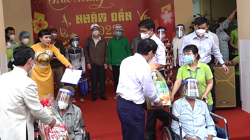 Bệnh nhân ấm lòng ngắm đường hoa xuân Nhâm Dần trong bệnh viện