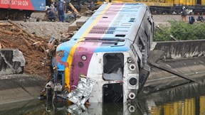 Hiện trường vụ tai nạn tàu khách Bắc-Nam đâm ô tô lao xuống mương