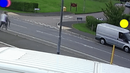 Khoảnh khắc bắt cóc người yêu giữa đường gây sốc