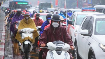 Trùm kín áo mưa, nghìn người ùn ùn rời phố về quê ăn Tết