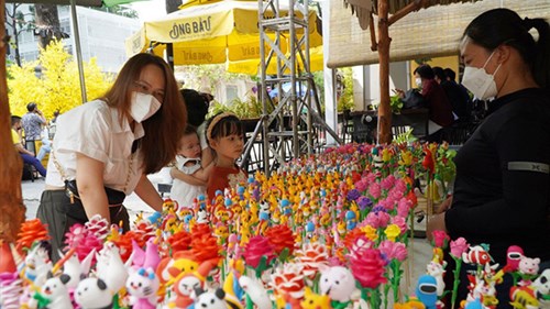 Tò he, phố ông đồ thu hút người già, trẻ nhỏ ở TP.HCM