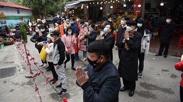 Hà Nội: Người dân quỳ, vái vọng xa cổng đền, chùa cả trăm mét