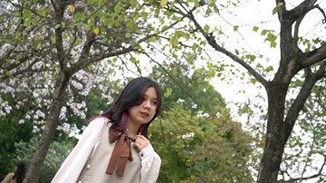 Thiếu nữ Hà thành rủ nhau checkin hoa ban nở sớm 'đột biến'