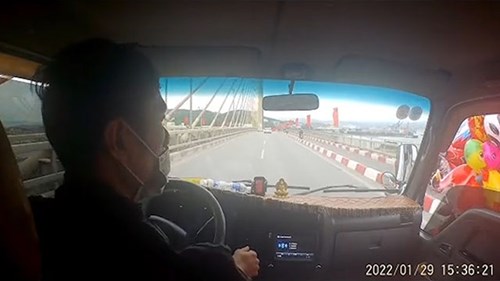 Ấm lòng ngày Tết: Xe tải chắn gió cho người bán bóng bay qua cầu Bãi Cháy
