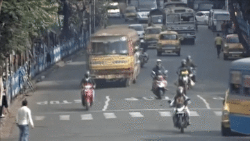 Khoảnh khắc xe buýt nổ lốp lật ngang giữa đường, hàng chục người bị thương