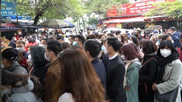 Trăm người chen chúc, đổ xô tới phủ Tây Hồ vái vọng ngày làm việc đầu năm