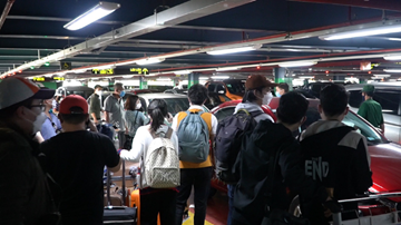 Sân bay Tân Sơn Nhất: Khách đông nườm nượp, 'rồng rắn' xếp hàng chờ taxi