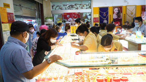 Dân ồ ạt mua vàng trước ngày vía Thần Tài vì lo giá tăng cao