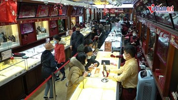 Hy hữu giá vàng giảm mạnh trước ngày thần tài, người dân đổ xô đi mua sớm
