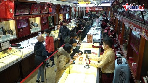 Hy hữu giá vàng giảm mạnh trước ngày thần tài, người dân đổ xô đi mua sớm