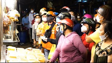TP.HCM: Dân xếp hàng dài mua heo quay cúng vía Thần Tài