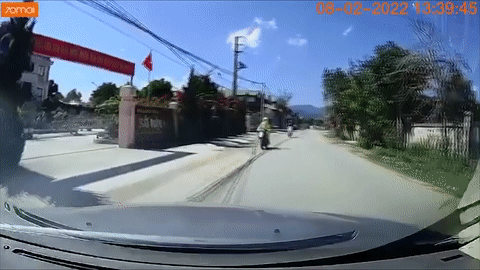 Dân mạng phẫn nộ tài xế ô tô sang đường ẩu, gây tai nạn còn chửi nạn nhân