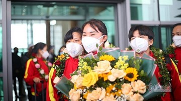 Hạ cánh tại Nội Bài, HLV Mai Đức Chung và học trò chia sẻ xúc động