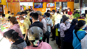 TP.HCM: Khách chen chúc, nhiều tiệm vàng ‘cháy hàng’ ngày vía Thần Tài