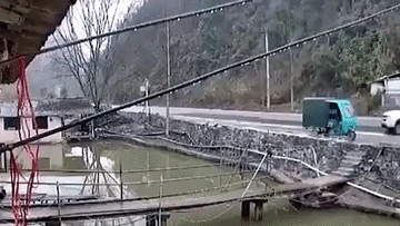 Ôtô mất lái, bay qua ao rồi đâm vào nhà dân như phim hành động