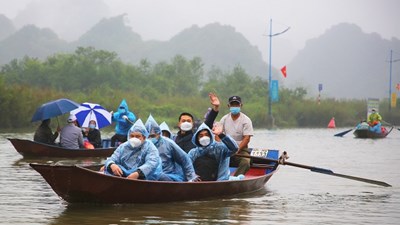 Dòng người đội mưa trảy hội chùa Hương
