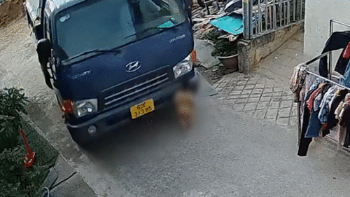 Bé trai thoát chết thần kỳ khi bị xe tải cuốn vào gầm