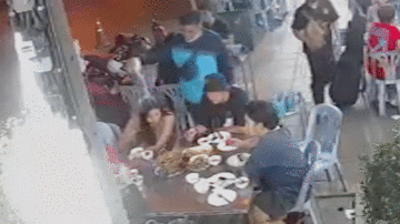 Đổ bia lên đầu cô gái xinh đẹp vì không xin được số và cái kết bất ngờ