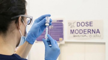 Covid-19: Hong Kong bị giáng đòn mạnh, Moderna hứng bão chỉ trích