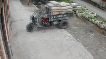 Chủ quan, tài xế khiến xe chở xi măng lùi sập tấm đan rơi xuống mương nước