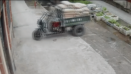 Chủ quan, tài xế khiến xe chở xi măng lùi sập tấm đan rơi xuống mương nước