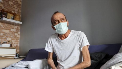 Người đàn ông liên tục dương tính với SARS-CoV-2 trong hơn 14 tháng