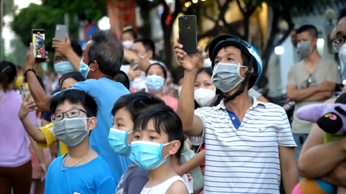 TP.HCM: Hàng ngàn người đổ ra đường chờ xem diễu hành mừng Tết Nguyên tiêu