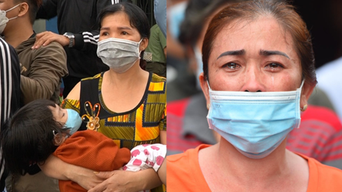 Bế cháu đợi tiễn con trai lên đường nhập ngũ từ 5h sáng