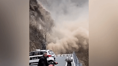 Khoảnh khắc đá từ trên núi đổ xuống ầm ầm, người dân vội dắt xe lùi lại