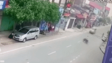 Lao sang đường thiếu quan sát, người đàn ông bị ô tô đâm nguy kịch