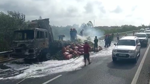 Xe tải bất ngờ bốc cháy dữ dội trên cao tốc Đà Nẵng - Quảng Ngãi