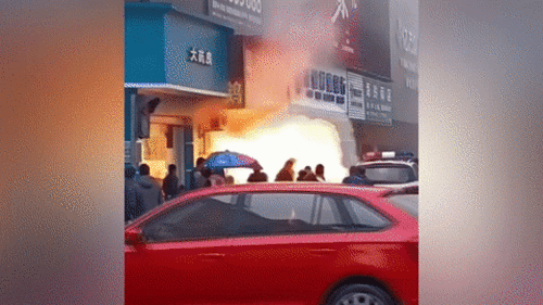 Cầu lửa phụt ra từ nhà hàng khiến trăm người ‘hóng hớt’ tháo chạy tán loạn