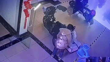 Không gỡ được túi nilon, bé 7 tuổi châm lửa đốt khiến xe máy cháy rụi