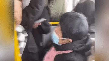 Không một lời, cụ bà thản nhiên ngồi lên đùi cô gái trẻ trên xe buýt