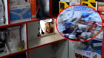 Trộm cởi quần áo, khoét tường cửa hàng đánh cắp hàng chục điện thoại