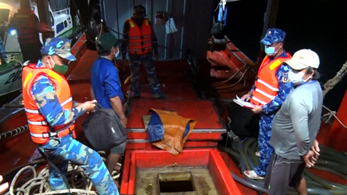 Bắt giữ tàu cá sơn giả số hiệu, vận chuyển 70.000 lít dầu trái phép