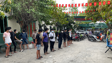 CSGT giải tán hơn 100 ‘quái xế’ lạng lách, đánh võng rạng sáng 19/2