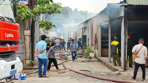 TP.HCM: Hoả hoạn thiêu rụi toàn bộ công ty gia công đồ gỗ