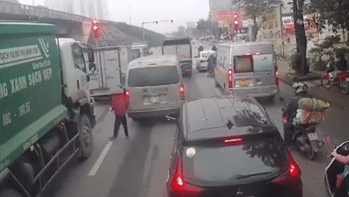 Đi vào điểm mù, cụ bà may mắn thoát nạn dưới gầm xe tải