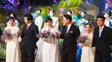 Gác lại lễ cưới để vào tâm dịch, 20 cặp y, bác sĩ nhận món quà ý nghĩa