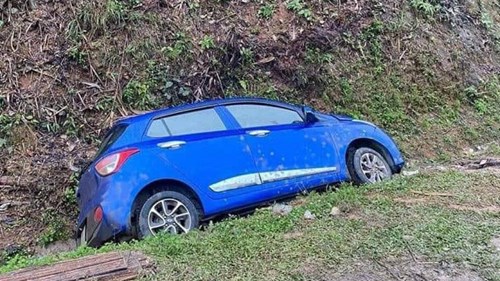 Phóng nhanh dưới trời mưa, xe con xoay 180 độ, nằm nghiêng dưới rãnh nước