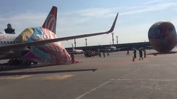 Khinh khí cầu khổng lồ rơi trúng may bay đang đỗ trong sân bay