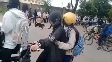 Nữ sinh lớp 7 bị bạn đánh hội đồng trước cổng trường