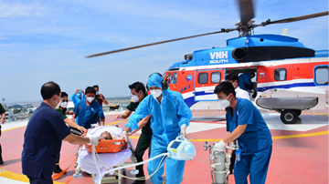 Trực thăng đưa bệnh nhân nặng từ Trường Sa về đất liền điều trị