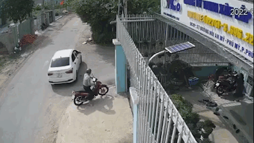 Bà bầu ngã nhào khi đuổi theo nhóm đối tượng đi ôtô trộm xe máy
