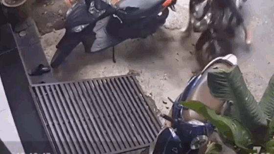 Xe máy bất ngờ ‘bay’ vào giữa nhà khiến nữ chủ nhà ‘đứng tim’