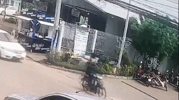 Khoảnh khắc nam thanh niên đi xe máy bất ngờ bị nhắc bổng lên không trung