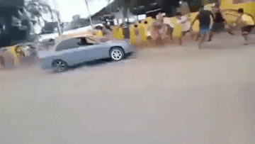 ‘Hóng hớt’ xem đua ô tô trái phép, đám đông bị húc văng