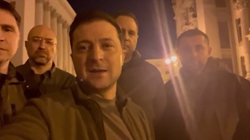 TT Ukraina xuống phố ghi hình trấn an dân, phương án ngoại giao hé mở